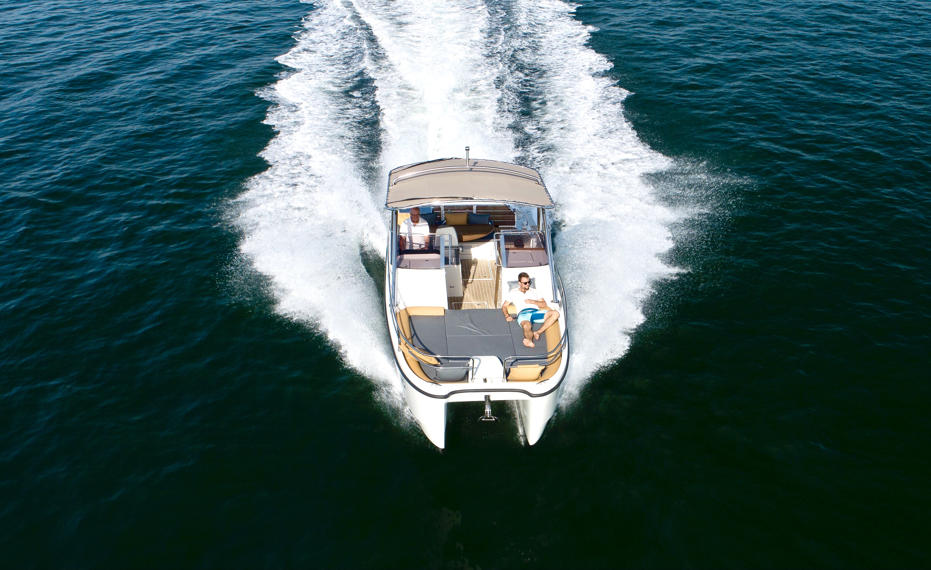 Catamaran électrique vue arrière