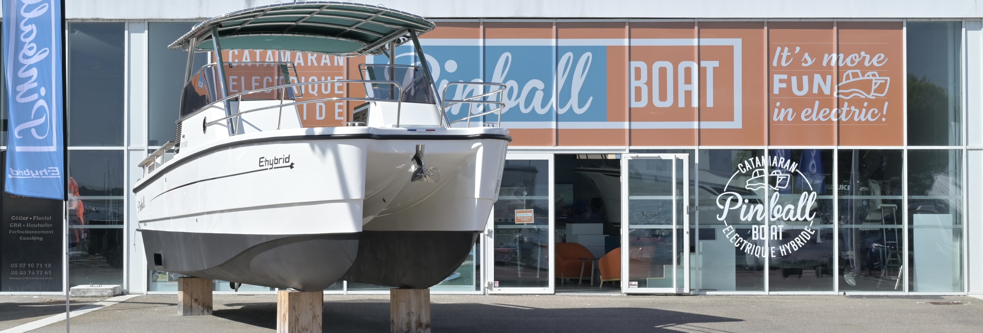Catamaran électrique vue arrière