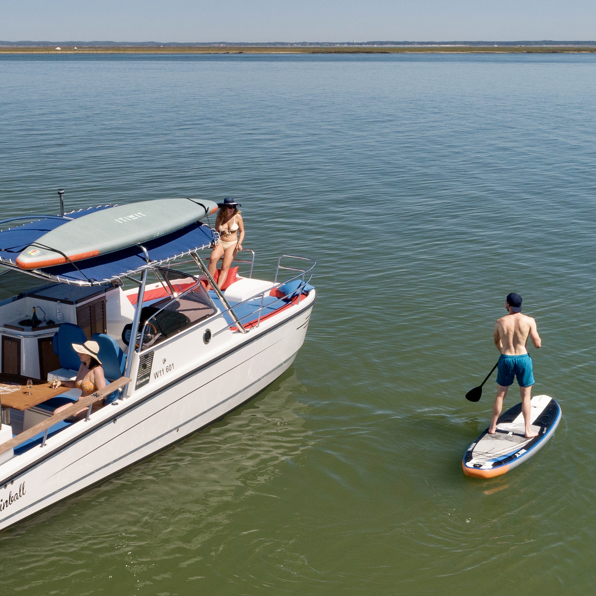 Kayaks ou paddles gonflables sur le bateau