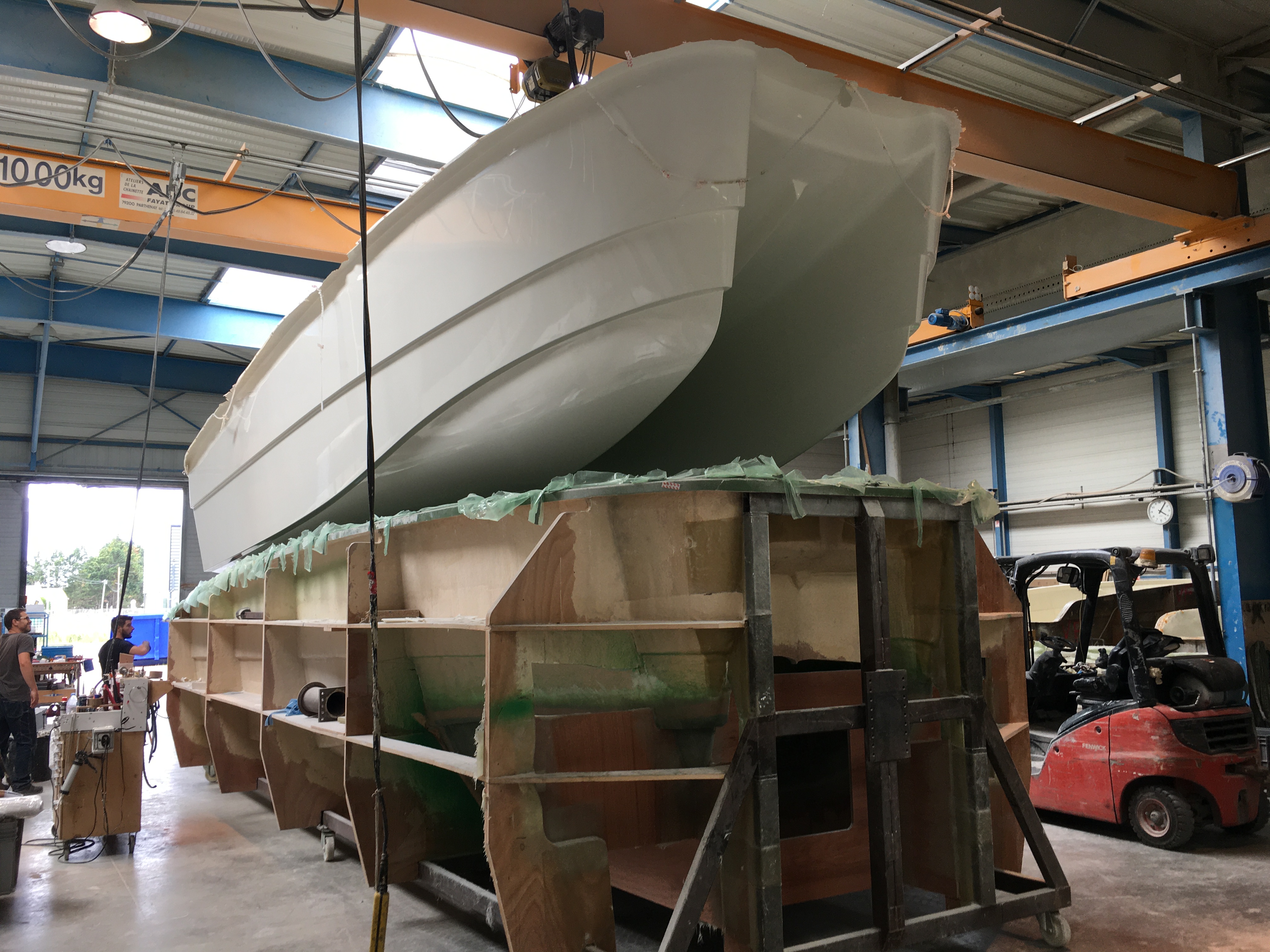 Catamaran électrique vue arrière